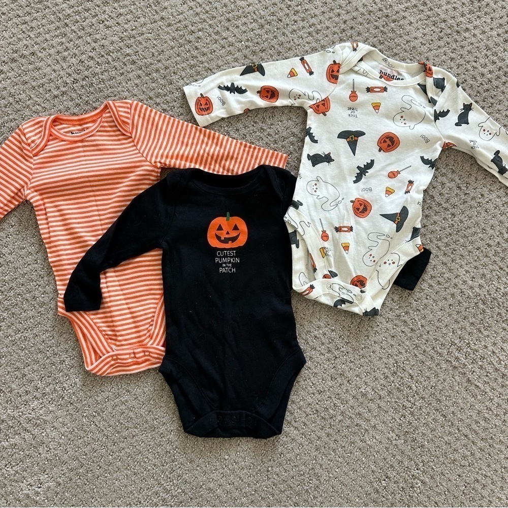 NWT Halloween Long Sleeve Onesie & Pajama Bundle 0-3 Months